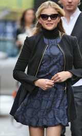 组图：莫瑞兹印花裙高贵典雅 猫眼墨镜玩转时尚