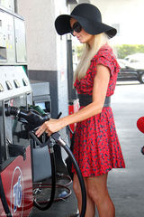 高清组图：帕丽斯-希尔顿V领红裙现身加油站