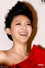 高清图：大S喜庆红裙大赞老公 期待迎接家庭新成员