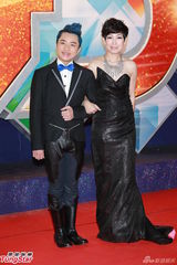 组图：TVB台庆红毯闪耀 米雪梳冲天髻杨怡珠光宝气