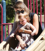 组图：阿尔芭一家外出游公园 小女儿圆脸激萌