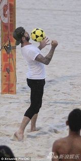 组图：小贝沙滩赤脚秀球技 与女粉丝亲密合影