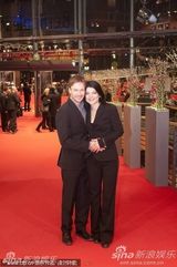 高清：《未来》首映礼 女导演米兰达挽两男走红毯