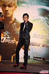 组图：周杰伦帅气亮相庆功宴 自曝秀腹肌靠打光