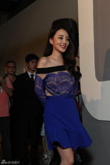 组图：李小璐压轴品牌时尚秀 骑木马大发童心