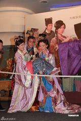 组图：黎耀祥与郑则仕斗戏 周家蔚与佘诗曼饭聚