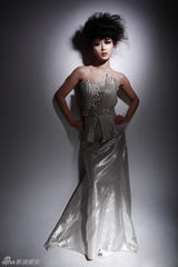 章雯淇《黑狐》展纯柔之美  鸟窝头秀脱俗气质(图)