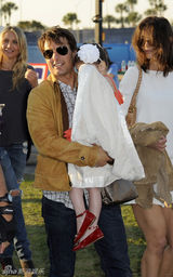 幻灯图集：阿汤哥一家看球 小苏瑞头戴白花似公主