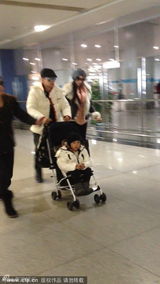 组图：林志颖懒理丑闻全家现身 KIMI乖坐婴儿车