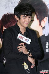 组图：汪东城当人体模特 模仿蒙娜丽莎惟妙惟肖