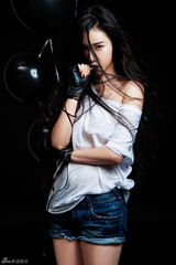 组图：张辛苑媚眼咬唇大片 被誉水果硬糖