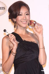 组图：隋棠与名媛孙芸芸代言冰激凌 成吸金天后