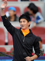 组图：吴奇隆现身中网与李娜合影 四爷吐舌卖萌