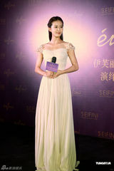 组图：刘诗诗百万代言吸金 白色纱裙走秀气质典雅