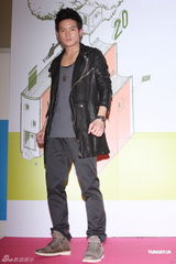 组图：宥胜签售新书 笑称被奶奶逼婚