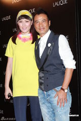 组图：任达华琦琦夫妻档现身家居展