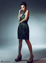 组图：伊能静绽放杂志封面 理性时尚造型秀潇洒