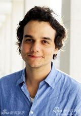 高清图：《精锐部队2》拍写真 男女主角亲密相偎