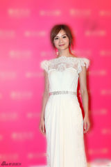 组图：刘涛扮邓丽君致敬经典 刘雨欣酥胸半露