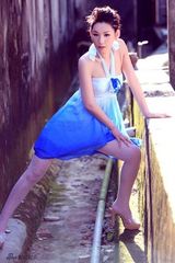 组图：徐黛妮古巷逆光照 性感优雅气质迷人