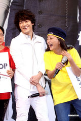 高清组图：LOLLIPOP F新碟庆功 帅劲登场秀肌肉