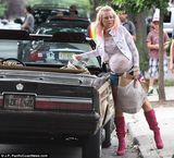 组图：娜奥米-沃茨挺假肚子扮孕妇 新片演妓女