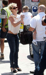 幻灯图集：布兰妮带儿子游悉尼 不见男友身影  