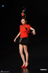 组图：名模庄思敏为时装展走秀 完美展现民族风