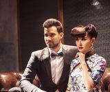 组图：爱戴片场美照曝光 挑战时尚搭配复古