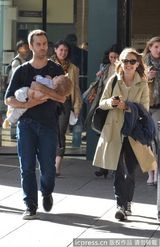 组图：娜塔丽波特曼与丈夫晒恩爱 小宝宝后背走光