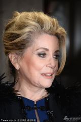 组图：《庭院》首映凯瑟琳抽烟 导演玩男男热吻