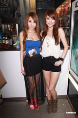 组图：连诗雅不担心遭揩油 与陈静仪比拼性感