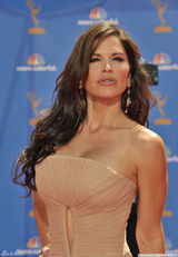 高清图：艾美奖红毯 劳伦-瓦莱兹薄纱礼服曲线玲珑 