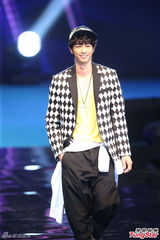 板野友美劲歌热舞High翻天 三浦春马玩“快闪”