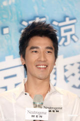 幻灯图：赵又廷为保养品宣传 阳光帅气笑容醉人