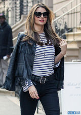 组图：米兰达柔美登杂志 与汪星人出镜秀蛮腰