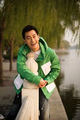 组图：赵楚仑新写真演绎清新范