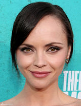 组图：克里斯蒂娜-里奇抹胸黑裙亮相