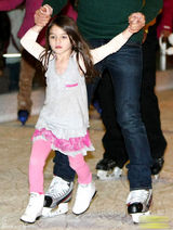 组图：汤姆-克鲁斯带妻女滑冰小苏瑞穿着单薄