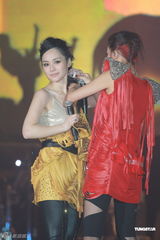 组图：Twins开唱庆出道十年 镇定处理现场意外