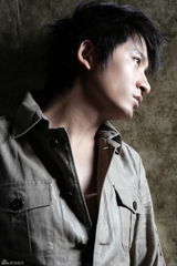 高清：李炳辰优质偶像俊美写真 时尚个性显忧郁