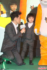 组图：林志颖父子亮相上海 kimi活泼不受控