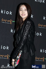 组图：裴素恩赵达焕等众星盛装出席时装展