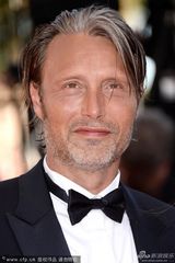 组图：上届影帝麦德斯携妻子现身戛纳红毯