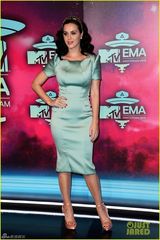 组图：水果姐姐透视网衣性感 低胸装捧奖杯兴奋