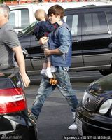 组图：比伯抱孩子有模有样 提前享受“亲子”时光