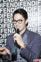 组图：徐濠萦透露爱女心情 何超仪拒谈艺人饭局