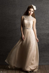 组图：马诺曝最新婚纱礼服写真色彩明艳