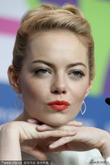 组图：《克鲁德一家》记者会 艾玛斯通靓丽迷人