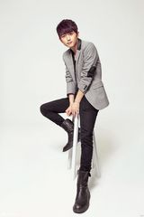 组图：花美男韩野轻熟写真 九宫格表情帅气搞怪